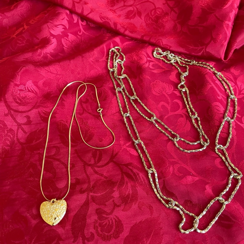 Bundle of 2. Gold Tone Heart Pendant 22” Chain
Sparkly Gold Tone Chain Necklace